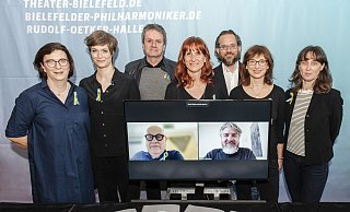 Aktiv für eine qualitätvolle Spielzeit (v.li.): Ilona Hannemann (Verwaltungsdirektorin), Nadja Loschky (Künstlerische Leiterin Musiktheater), Alexander Kalajdzic (Generalmusikdirektor), Kerstin Tölle, Gianni Cuccaro (Leitungsteam Tanzsparte), Martina Breinlinger (Theaterpädagogin/jungplusX), Sarah Deltenre (Leitungsteam Tanzsparte); auf dem Bildschirm: Michael Heicks (Intendant), Dariusch Yazdkhasti (Schauspieldirektor). - Joerg Dieckmann, www.dieckmann-fotodesign.de