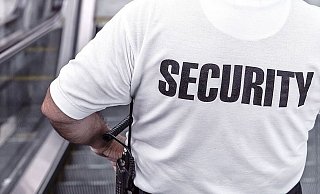 Der Mann zeigte sich äußert aggressiv gegenüber dem Security-Mitarbeiter. - (Symbolbild): Pixabay