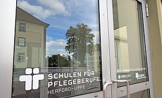 Am 1. Oktober 2020 zog die Pflegeschule mit damals zunächst 50 Schülerinnen und Schülern in das Gebäude der ehemaligen Listerschool auf dem Bildungscampus. Eigentlich war von vorneherein geplant, dass ein Umzug in ein neues, saniertes Gebäude innerhalb von drei Jahren erfolgen sollte. - Frank-Michael Kiel-Steinkamp,Frank-Michael Kiel-Steinkamp
