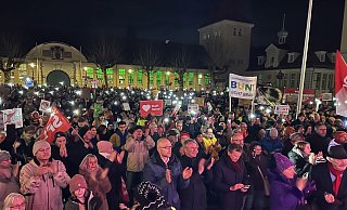 Alle gegen Rechts – mehr als 3.000 Herforderinnen und Herforder stehen auf gegen Rassismus und applaudieren auf dem Rathausplatz den Rednern und den Musikern. - Christina Römer