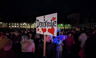 Rund 3.000 Menschen kamen zur letzten Demo gegen Rechts auf den Rathausplatz. - Susanne Blersch