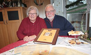 Christa und Georg Goeken haben sich 55 Jahre um die immer heiß begehrten Nikolaustüten für die Kinder in Buke gekümmert. In einem Ordner sind noch alle Bestellzettel aus den letzten Jahrzehnten. - Uwe Müller
