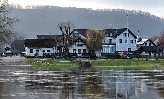 Die Fläche zwischen Gastronomiebetrieb und Weser wird in Wehrden komplett neu gestaltet. - Torsten Wegener