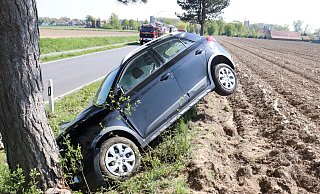 Der Pkw landete an der Neuen Straße im Graben. - Polizei Herford
