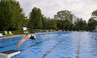 Das Freibad in Rheda-Wiedenbrück soll am Samstag nach kurzzeitiger Schließung wieder öffnen. - Rainer Stephan