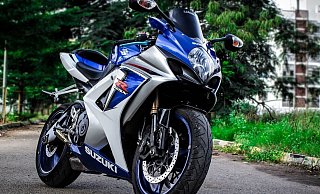 Beim Fluchtversuch in Richtung Park stürzt das Duo samt der Suzuki um. - Symbolfoto: pixabay / Creative Commons