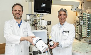 Dr. Rainer Borgstedt und Professor Sebastian Rehberg (r.) wissen, dass die Anästhesie ein Ort ist, wo viel fürs Klima getan werden kann. Borgstedt zeigt einen Absorber, der Narkosegase bindet - nur am Recycling, daran wird noch geforscht. - © Jörg Dieckmann - www. dieckmann-fotodesign.de