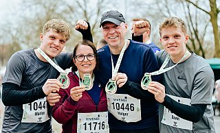 Für Familie Thiemann ist die Teilnahme am Osterlauf etwas ganz Besonderes. Nach der Krebsdiagnose ist Vater Holger Thiemann wieder fit, um mit seiner Frau Petra Hönisch und den Söhnen Marlon und Davin Thiemann den 10-Kilometer-Lauf zu bestreiten. - BESIM MAZHIQI