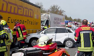 Auf der A33 in Höhe Borchen kollidierten im Rückstau vor einer Baustelle drei Lastwagen und ein Personenwagen. - Ralph Meyer