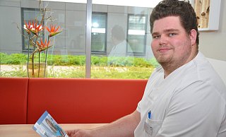 Patrik Jacky wird im Brüderkrankenhaus St. Josef zum Pflegefachmann ausgebildet, parallelstudiert er Pflegewissenschaften an der Hamburger Fern-Hochschule. - Brüderkrankenhaus