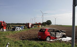 Ein Rettungshubschrauber bringt eine beim Unfall lebensgefährlich verletzte Fahrerin in ein Krankenhaus. - Dieter Scholz