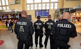 Die Polizei sucht drei bewaffnete Räuber, die im Hauptbahnhof zwei Jugendliche bedroht haben sollen. - Symbolfoto: Wolfgang Rudolf