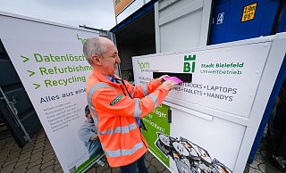 Thomas Böckmann vom Bielefelder Umweltbetrieb zeigt, in welchem Container die Datenträger sicher entsorgt werden. - Andreas Zobe Thomas Böckmann vom Bielefelder Umweltbetrieb zeigt, in welchem Container die Datenträger sicher entsorgt werden. - Andreas Zobe