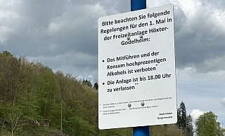 Bereits im Jahr 2023 haben die Sicherheitsbehörden mit Hinweisschildern auf die geltenden Regeln am Maifeiertag hingeweisen. - Ralf T. Mischer