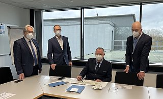 Landrat Jürgen Müller (v.l.), Bürgermeister Bernd Poggemöller, Polizeidirektor Andreas Brings und SPD-Landtagskandidat Christian Obrok sprachen über die Zukunft der Polizeiwache. - Dirk Windmöller