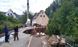 Die THW-Kräfte sind vor Ort in Altena im Einsatz und helfen dabei, Straße und Wege vorerst wieder in Schuss zu bringen oder abzusichern. - Christoph Wiegand / THW Paderborn