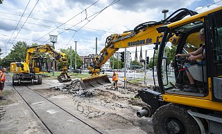 Noch bis zum Ende der Sommerferien laufen die Gleisbauarbeiten auf dem Adenauerplatz. - Jörg Dieckmann