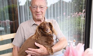 Günter Besser mit Zwergdackel Gana. Am Mittwoch wird der ehemalige Bauingenieur 100 Jahre alt und feiert den runden Geburtstag mit Freunden und Familie. - Björn Kenter