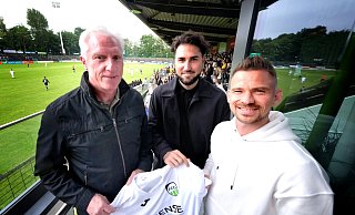 Während 1.500 Zuschauer im Heidewaldstadion das traditionelle Abi-Fußballspiel verfolgte, präsentierten FCG-Sportchef Rob Reekers (von links) und Trainer Julian Hesse den Neuzugang Kevin Freiberger. - Andreas Frücht
