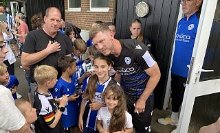 Fabian Klos (36) steht in Amshausen für Erinnerungsfotos mit den Fans zur Verfügung. - Wolfgang Rudolf