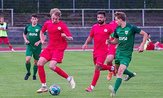 Fichtes Garon Zeibig (am Ball) wird von Dornbergs Lukas Kuck attackiert. Dieses Duell wird es am Sonntag nicht geben, Kuck ist gesperrt. - Andreas Zobe