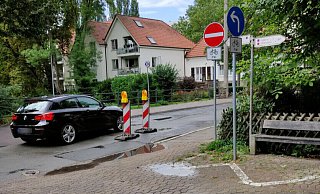 Autofahrer ignorieren reihenweise das "Einfahrt verboten"-Verkehrszeichen, sagt Astrid Pönighaus. Sie hat dieses und mehrere andere Foto gemacht, um das zu dokumentieren. - Pönighaus