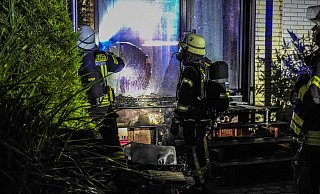 Der Brand in einem Mehrfamilienhaus an der Osningstraße ist auf bisher ungeklärter Ursache auf einer Terrasse ausgebrochen. - Paul Brinkmann