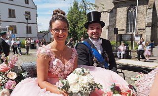 Das Nieheimer Königspaar Stefan Lücking und Joana Brune in der Kutsche. - Josef Köhne