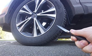 Mit einem Messer hat ein 38-jähriger Bünder an mehr als 30 Autos in Südlengern die Reifen zerstochen. Eine Nachbarin bringt die Polizei auf die Spur des Mannes. - Florian Weyand