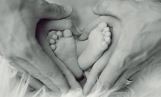 Eltern halten die Füße des Kindes. - (Symbolbild: Pixabay)