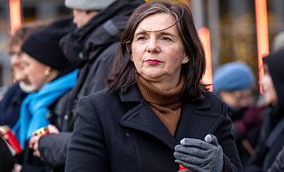 Katrin Göring-Eckardt (Bündnis 90/Die Grünen), Vizepräsidentin des Bundestags, steht mit einer Kerze am Denkmal für die ermordeten Juden Europas. - Monika Skolimowska/dpa