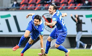 Raphael Obermair (l.), der hier mit seinem Magdeburger Teamkollegen Sebastian Jakubiak einen Treffer feiert, will künftig für den SC Paderborn jubeln. - picture alliance / foto2press
