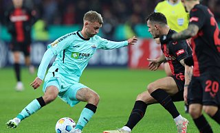 SCP-Kicker Sebastian Klaas (l., hier im Zweikampf mit Leverkusens Granit Xhaka) ist ein heißer Kandidat für einen Startelf-Einsatz. - IMAGO/Nordphoto