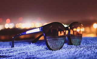 Mit Sonnenbrille durchs dunkle Schildesche. - Pixabay
