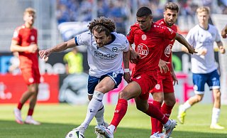 Arminia-Kapitän Mael Corboz hängt Essens Jimmy Kaparos ab. - IMAGO/Revierfoto