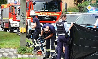 Für die Befreiung der Aktivisten an der Kreuzstraße musste die Feuerwehr schweres Gerät einsetzen. - Paul Brinkmann
