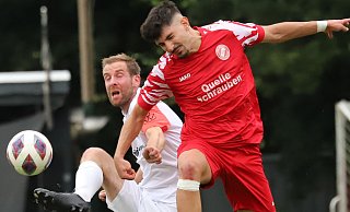 Obenauf: Burak Mete Cosar (r.) und der FC RW Kirchlengern setzten sich gegen den Post TSV Detmold durch. - N.Gessat
