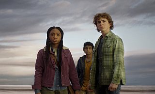 Walker Scobell (r.) als Percy Jackson, Leah Sava Jeffries als Annabeth und Aryan Simhadri müssen gemeinsam losziehen, um ein gestohlenes Artefakt zu finden. Die Serie steht für sich selbst und rollt die Geschichte des Halbgotts Percy Jackson neu auf. - Disney