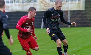 Theesens Malik Baytar (r.) ist über Ostern in den Derbys gegen den VfB Fichte und den TuS Dornberg gefordert. - Andreas Zobe