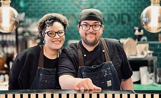 Vendy und Gregor Scharkowski in ihrem Imbiss, der die legendären Ufo-Burger anbietet sowie New York Streetfood und nigerianisch-polnische Mixed-Kitchen. - Stefan Becker