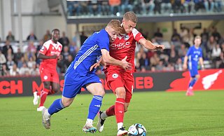 Tom Geerkens (r.), hier im Pokalspiel gegen den SuS Westenholz, wird vom DSC Arminia Bielefeld zum Wuppertaler SV ausgeliehen. - Jens Dünhölter