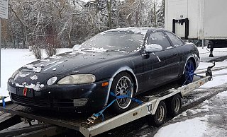 In Polen haben Tim Dewes und sein Vater den wiedergefunden Toyota auf einen Anhänger geladen. Inzwischen ist das Auto wieder in Löhne. - Judith Gladow