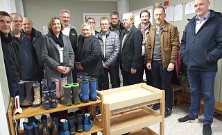 Die Mitglieder des Espelkamper Schulausschusses schauten sich den erst vor einem Jahr auf dem Gelände der DRK-Kindertgeseinerichtung aufgestellten Container an. Hier werden aktuell 17 Mädchen und Jungen betreut. - Karsten Schulz