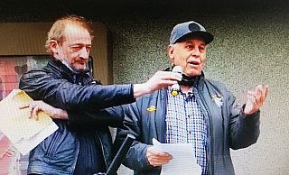 Mit-Organisator Viktor Harder hielt für Ratsherr Dietrich Janzen (Bündnis C) das Mikro bei dessen Ansprache. - Schreenshot Joern Spreen-Ledebur