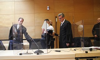 Der Bünder (Mitte), hier mit den Anwälten Tobias Diedrich (links) und Detlev Binder, sitzt nicht mehr in U-Haft. - Florian Weyand