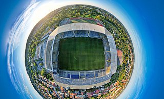 Ist es die Bielefelder Alm in der Schüco-Arena oder die Schüco-Arena auf der Bielefelder Alm? Beide Varianten versuchen, dem Traditionsnamen und dem Sponsorennamen gerecht zu werden. - Mike-Dennis Müller / www.mdm.photo