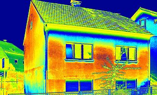 Zuviel Wärme strahlt ab: Die Thermografie zeigt, dass dieses Wohnhaus noch Nachholbedarf bei der Thermografie hat. - Privat