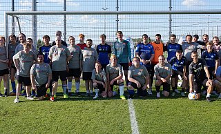 Die Zweitliga-Profis des SC Paderborn mit ihren Trainingsgästen von der TuRa Elsen und den Caritas-Werkstätten. - SC Paderborn 07