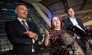 Die Parteichefs der Koalitionsparteien Lars Klingbeil (SPD, r.-l.) Ricarda Lang (Grüne) und Christian Lindner (FDP) nach dem letzten Koalitionsausschuss vor vier Wochen. Dieser hatte sich rund 30 Stunden lang hingezogen. - Michael Kappeler