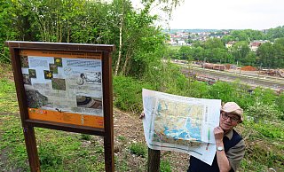 Elmar Döring steht am Galgenberg und ist nicht glücklich mit dem Schild, welches wenig über die Besonderheit erzählt, die hinter ihm, in Bethel, durch einen gewaltigen erdgeschichtlichen Riss entstanden ist. - Kurt Ehmke